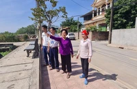 Bà Đỗ Thị Hường, Bí thư Chi bộ thôn Đồng Sáo, thị trấn Thanh Lãng (thứ 2 từ phải sang) cùng người dân giám sát việc tuân thủ pháp luật đất đai.