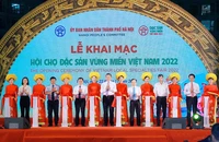 Các đại biểu cắt băng khai mạc Hội chợ Đặc sản Vùng miền 2022.