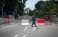 Lực lượng an ninh gác trên đường phố tại Yangon, Myanmar. (Ảnh: AFP/TTXVN)