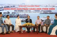 Các đại biểu giao lưu, trao đổi tại chương trình.