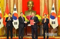 Chủ tịch nước Võ Văn Thưởng và Tổng thống Đại Hàn Dân Quốc Yoon Suk Yeo chứng kiến lễ trao đổi văn kiện giữa Bộ trưởng Công an Tô Lâm và Tư lệnh Cơ quan Cảnh sát Biển Hàn Quốc Kim Jong-Wook về hợp tác giữa Bộ Công an nước Cộng hòa xã hội chủ nghĩa Việt Nam và Cơ quan Cảnh sát Biển Đại Hàn Dân Quốc.