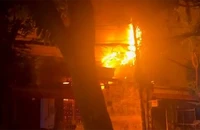 Căn nhà bốc cháy dữ dội trong đêm.(Ảnh: Cắt từ video)