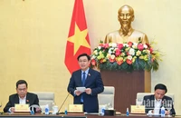 Chủ tịch Quốc hội Vương Đình Huệ phát biểu tại cuộc họp.