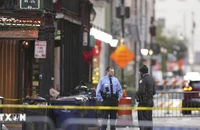 Cảnh sát phong tỏa hiện trường vụ xe ô-tô lao vào đám đông trên phố Bourbon thuộc Khu phố Pháp (French Quarter) ở New Orleans, bang Louisiana (Mỹ) ngày 1/1/2025. (Ảnh: AP/TTXVN)
