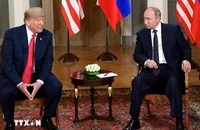 Tổng thống Mỹ Donald Trump (trái) trong cuộc gặp người đồng cấp Nga Vladimir Putin, tại Helsinki (Phần Lan) ngày 16/7/2018. (Ảnh: THX/TTXVN)