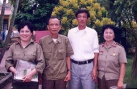 Bà Đặng Thị Muôn (ngoài cùng bên phải) cùng các thành viên của Tổ Mã dịch của Phòng Mã dịch điện báo trong Chiến dịch Hồ Chí Minh. (Ảnh: NVCC)