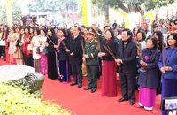 Các đồng chí lãnh đạo, nguyên lãnh đạo Đảng, Nhà nước dâng hương tại Khu di tích quốc gia đặc biệt đền Hai Bà Trưng (huyện Mê Linh).