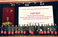 Trao quà tặng các tân binh trước ngày lên đường nhập ngũ.