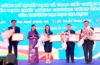 Các thầy cô đón nhận Giấy chứng nhận kiểm định chất lượng chương trình đào tạo.