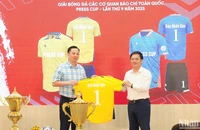 Tổng Biên tập Tạp chí Gia đình Việt Nam Hồ Minh Chiến giới thiệu áo thi đấu Giải Press Cup lần thứ 9. (Ảnh: TIẾN ĐẠT)