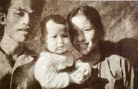 Đồng chí Hoàng Minh Đạo và vợ Hoàng Minh Phụng cùng con gái Minh Vân tại chiến khu Việt Bắc, Đại Từ, Thái Nguyên, năm 1947. Ảnh tư liệu