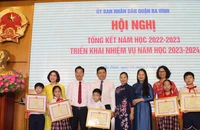 Khen thưởng các học sinh tiêu biểu.