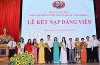 Ban tổ chức tặng hoa chúc mừng các đảng viên trẻ.