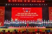 Gần 1.300 sinh viên nhận bằng tốt nghiệp đợt 1 năm 2025.