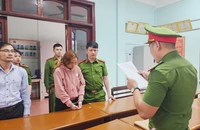 Cơ quan chức năng đọc quyết định khởi tố vụ án, khởi tố bị can đối với Hoàng Thị Lệ Hằng.
