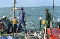 Tàu cứu nạn thuộc Bộ đội Biên phòng Kiên Giang lai dắt tàu gặp nạn trên biển về nơi an toàn. (Ảnh: TIẾN VINH)