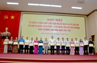 Lãnh đạo tỉnh Kiên Giang tặng bằng khen cho các tập thể, cá nhân là gương điển hình tiên tiến tiêu biểu trong các phong trào thi đua yêu nước.