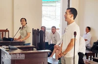 Ông L. M. T (đứng bên phải), con của bà T. T. S và ông L. T. H - người có quyền lợi và nghĩa vụ liên quan đến vụ án và bà Nguyễn Thu Hà (đứng bên trái) tại phiên tòa, sáng 25/10.