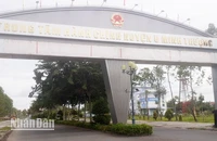Cổng chào vào Trung tâm hành chính huyện U Minh Thượng. (Ảnh: VĂN VŨ).