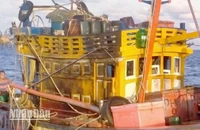 Tàu của ngư dân Kiên Giang bị tấn công bằng bom xăng. (Ảnh: Ngư dân cung cấp)