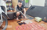 Đối tượng Phạm Quang Hạ cùng tang vật.