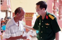 Lãnh đạo Bộ Chỉ huy quân sự tỉnh Kiên Giang thăm hỏi người dân Campuchia sau khi được khám, cấp thuốc miễn phí.