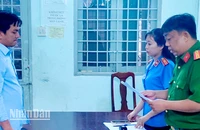 Cơ quan chức năng huyện Kiên Hải, tỉnh Kiên Giang tống đạt quyết định khởi tố vụ án, quyết định khởi tố bị can, lệnh cấm đi khỏi nơi cư trú đối với Nguyễn Thanh Liêm.