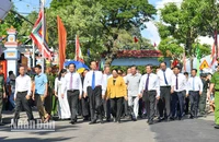 Các đại biểu viếng Di tích lịch sử văn hóa mộ và đình Nguyễn Trung Trực.