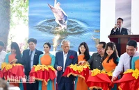 Nghi thức cắt băng khai mạc triển lãm.
