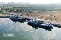 Bộ Chỉ huy quân sự tỉnh Kiên Giang tiếp nhận 4 tàu dịch vụ hậu cần đóng mới cho Hải đội dân quân thường trực tỉnh. (Ảnh: PHƯƠNG VŨ)