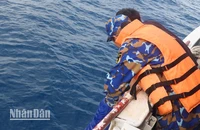Lực lượng Bộ Tư lệnh Vùng Cảnh sát biển 4 cứu vớt hai ngư dân gặp nạn.