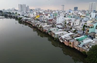 Hàng nghìn căn nhà nằm hai bên bờ kênh Đôi, quận 8 đang được thực hiện di dời, chỉnh trang. (Ảnh: THẾ ANH)
