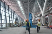 Công nhân tăng tốc thi công khu vực phòng chờ ra máy bay, công trình Nhà ga T3, Sân bay Tân Sơn Nhất ngày 27/12. (Ảnh: THẾ ANH)