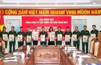 Cơ quan Thường trực Báo Nhân Dân tại Thành phố Hồ Chí Minh và Tổng công ty Cấp nước Sài Gòn trách nhiệm hữu hạn Một thành viên trao tặng báo Xuân Nhân Dân Ất Tỵ 2025 cho cán bộ, chiến sĩ Bộ đội Biên phòng Thành phố Hồ Chí Minh. 