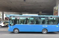 Tuyến xe buýt 152 (Khu dân cư Trung Sơn-Bến Thành-Sân bay Tân Sơn Nhất) phục vụ đưa đón hành khách tại sân bay Tân Sơn Nhất. (ảnh: QUÝ HIỀN)