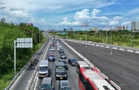 Tại nút giao An Phú, thành phố Thủ Đức, đoạn giao với cao tốc Thành phố Hồ Chí Minh-Long Thành-Dầu Giây dù xe đông đúc nhưng trật tự, chưa ghi nhận ùn tắc phương tiện chiều 4/5. (Ảnh: THẾ ANH)