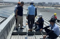 Đơn vị thi công khắc phục sự số mái lợp gây dột nước tại phòng chờ nhà ga T3 sân bay Tân Sơn Nhất chiều 8/5.