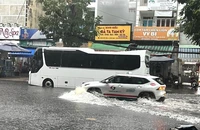 Cơn mưa sáng sớm ngày 10/5 gây ngập nặng tại tuyến đường Đặng Thùy Trâm, quận Bình Thạnh. (Ảnh: QUÝ HIỀN)