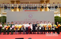 Lãnh đạo tỉnh Quảng Nam tặng hoa cho các sở, ngành, đơn vị tham gia triển lãm.