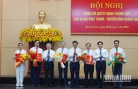 Lãnh đạo tỉnh Quảng Nam trao quyết định cho các đồng chí lãnh đạo Báo và Đài Phát thanh-Truyền hình Quảng Nam.