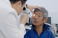 Ông Nguyễn Văn Cống (xóm Vị Huế, xã Tiên Phong, huyện Ba Vì, Hà Nội) được khám và điều trị trong chương trình "Triệu đôi mắt sáng"