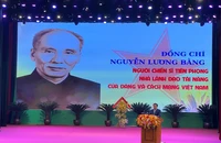 Đồng chí Trần Đức Thắng, Ủy viên Trung ương Đảng, Bí thư Tỉnh ủy Hải Dương đọc diễn văn kỷ niệm. (Ảnh: dangcongsan.vn)
