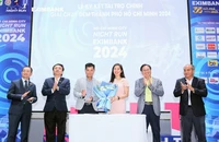 Bà Lê Thị Mai Loan – Phó Tổng Giám đốc Eximbank và ông Nguyễn Khoa Vinh (thứ 3 bên trái sang) - Đại diện Ban tổ chức chương trình trong buổi lễ ký kết tài trợ cho Giải chạy đêm Ho Chi Minh City Night Run Eximbank 2024.