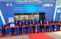 Các đại biểu thực hiện nghi thức khai mạc triển lãm và chuỗi các hoạt động của Techfest Vietnam 2022.