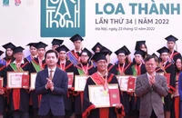 Trao Giải thưởng Loa Thành năm 2022 tặng các sinh viên có đồ án xuất sắc tại buổi lễ.