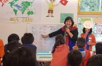 Tiến sĩ Nguyễn Thụy Anh giao lưu với trẻ em trong các trại tiếng Việt tại Stuttgart.