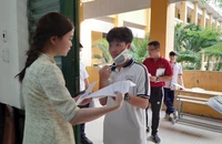 Các thí sinh làm thủ tục vào phòng thi.