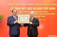 Tổng Bí thư Nguyễn Phú Trọng trao Huy hiệu 60 năm tuổi Đảng tặng nguyên Tổng Bí thư Nông Đức Mạnh. (Ảnh: Đăng Khoa)