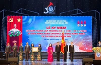 Đồng chí Võ Thị Ánh Xuân, Ủy viên Trung ương Đảng, Phó Chủ tịch nước, Phó Chủ tịch Thứ nhất Hội đồng Thi đua-Khen thưởng Trung ương trao tặng Huân chương Lao động hạng Nhất cho Trường đại học Mở Hà Nội.