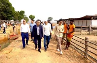 Đại sứ Dương Chính Chức thăm trang trại Team châu Phi. (Nguồn ảnh: Đại sứ quán Việt Nam tại Angola)